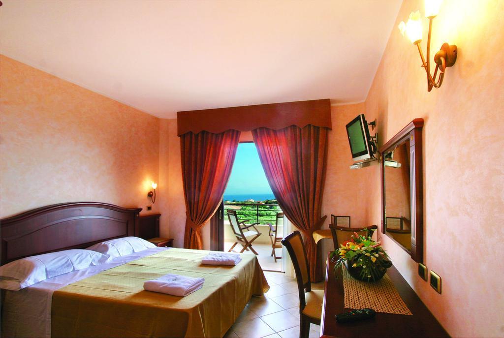 Hotel Santa Chiara Capo Vaticano Camera foto